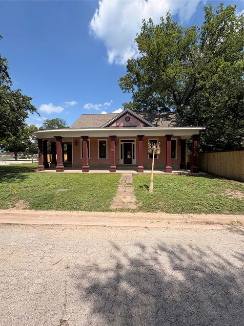 105 S Cedar St, Luling, TX, 78648-2715 | Card Image