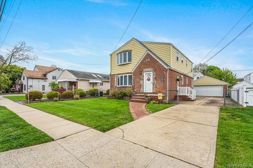38 7th St, New Hyde Park, NY, 11040-4129 | Card Image