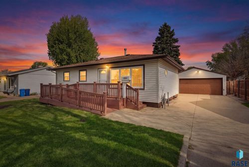 2404 E 19th St Street, Sioux Falls, SD, 57103-2359 | Card Image