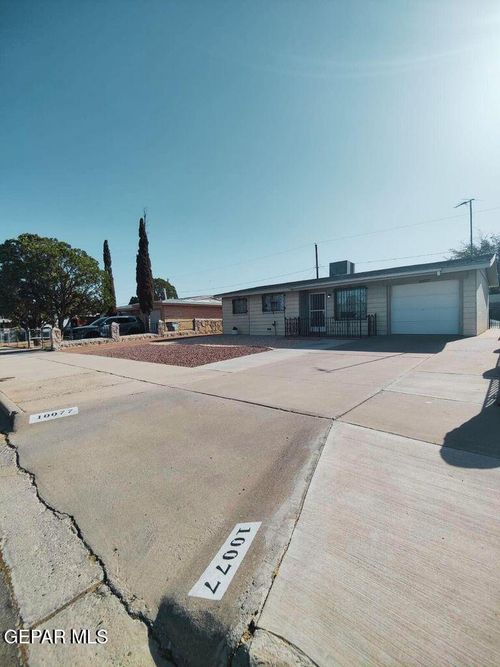 10077 Kirwood St, El Paso, TX, 79924-3705 | Card Image