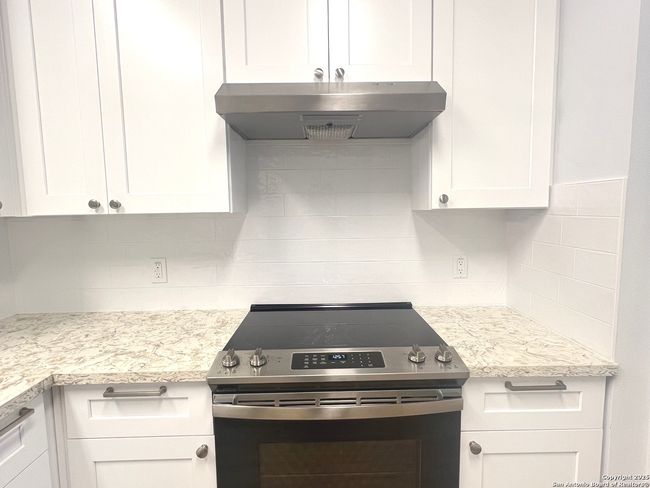 9003 Meridian Oak Ln, House other with 3 bedrooms, 2 bathrooms and null parking in Austin TX | Image 5