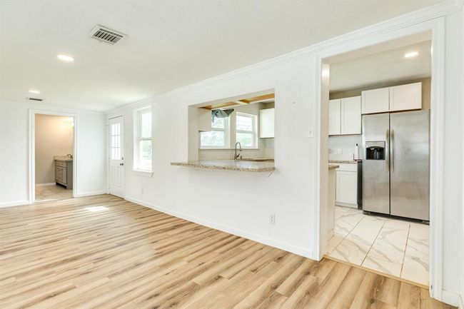 Beautifully remodeled kitchen with eat-in bar | Image 6