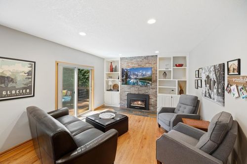 467 Glenmar Ave, Mahtomedi, MN, 55115-2052 | Card Image