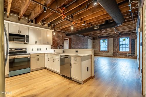 300-453 E Main St, Kingsport, TN, 37660-4852 | Card Image