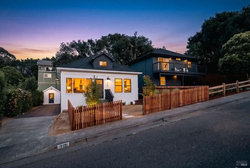 719 Bassett St, Petaluma, CA, 94952-2402 | Card Image