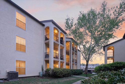 407-8702 Village Dr, San Antonio, TX, 78217-5404 | Card Image