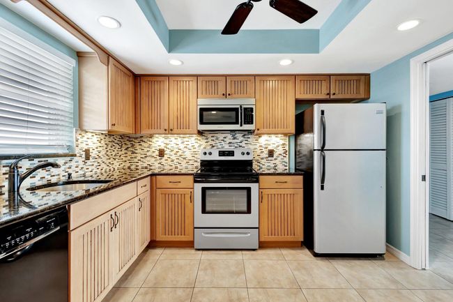 APT-503 - 301 Lake Shore Dr, Condo with 2 bedrooms, 2 bathrooms and null parking in Lake Park FL | Image 6