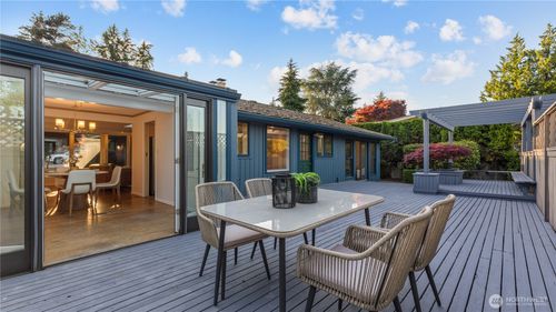 2404 79th Ave Ne, Medina, WA, 98039-1517 | Card Image