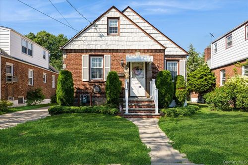 68 Fairfield St, Valley Stream, NY, 11581-1824 | Card Image