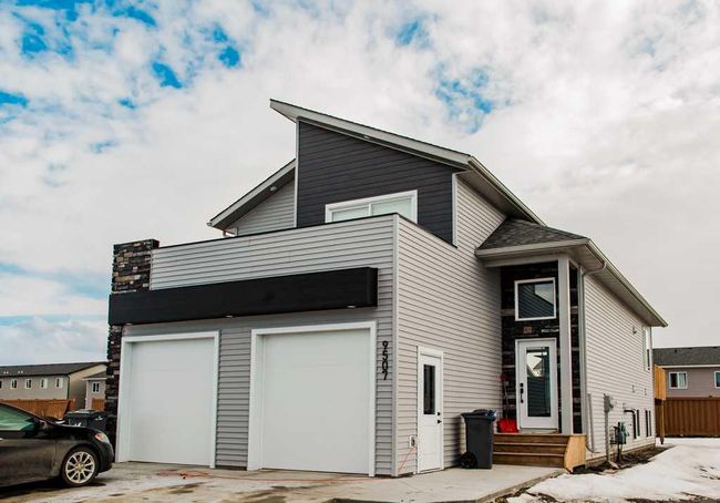 9507 114 Avenue, Home with 5 bedrooms, 3 bathrooms and 4 parking in Clairmont AB | Image 1