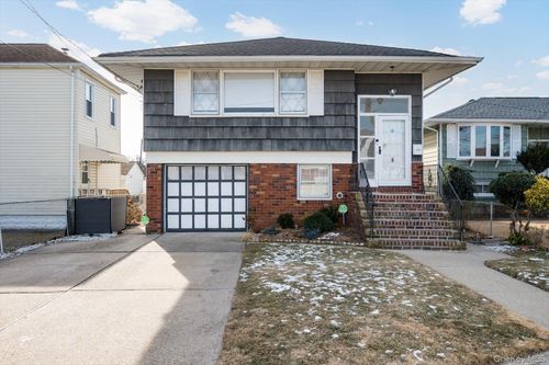 7 Stein St, Valley Stream, NY, 11580-3896 | Card Image