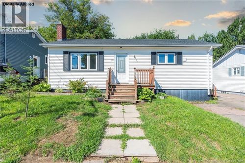 194 Jones St, House with 3 bedrooms, 2 bathrooms and null parking in Moncton NB | Card Image