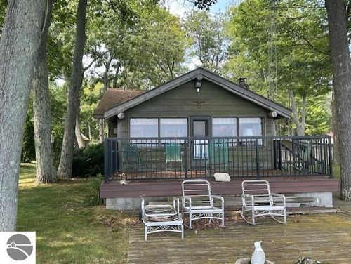 940 Huron Street, East Tawas, MI, 48730 | Card Image