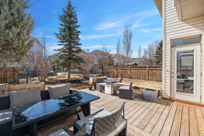 10979 Valley Ridge Drive Nw, Home with 3 bedrooms, 3 bathrooms and 4 parking in Calgary AB | Image 33