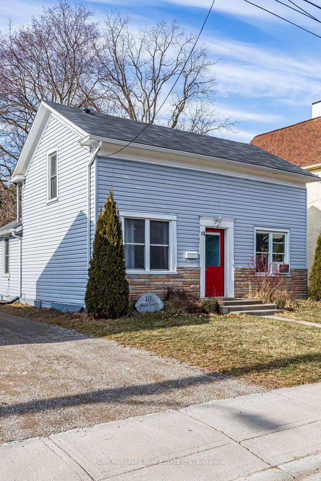 10 Brock St S, House other with 3 bedrooms, 1 bathrooms and 4 parking in Dundas ON | Image 2