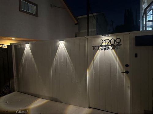 21209 De La Guerra St, Woodland Hills, CA, 91364-2022 | Card Image