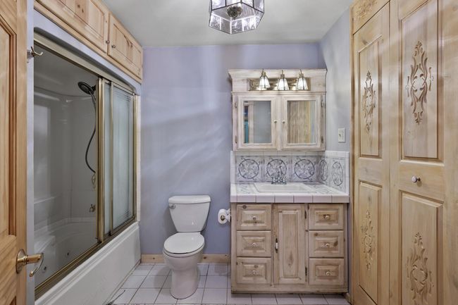 large tub with jets | Image 37