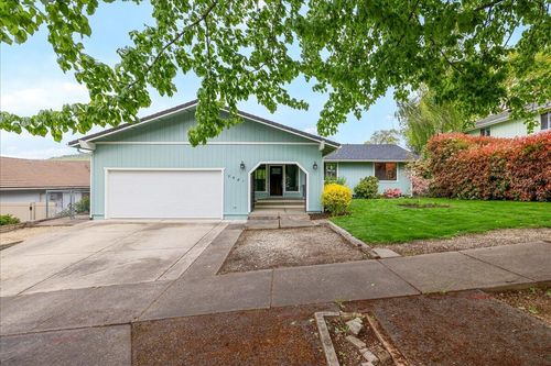 2981 Rosewood St, Medford, OR, 97504-5151 | Card Image
