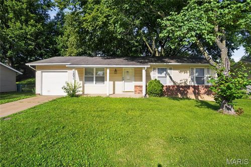 12071 El Camara Dr, Florissant, MO, 63033-7916 | Card Image