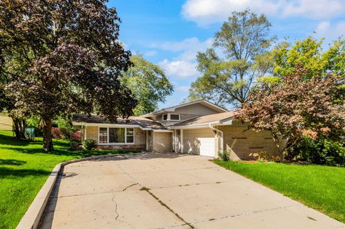 8746 S 81st Ct, Hickory Hills, IL, 60457-1440 | Card Image