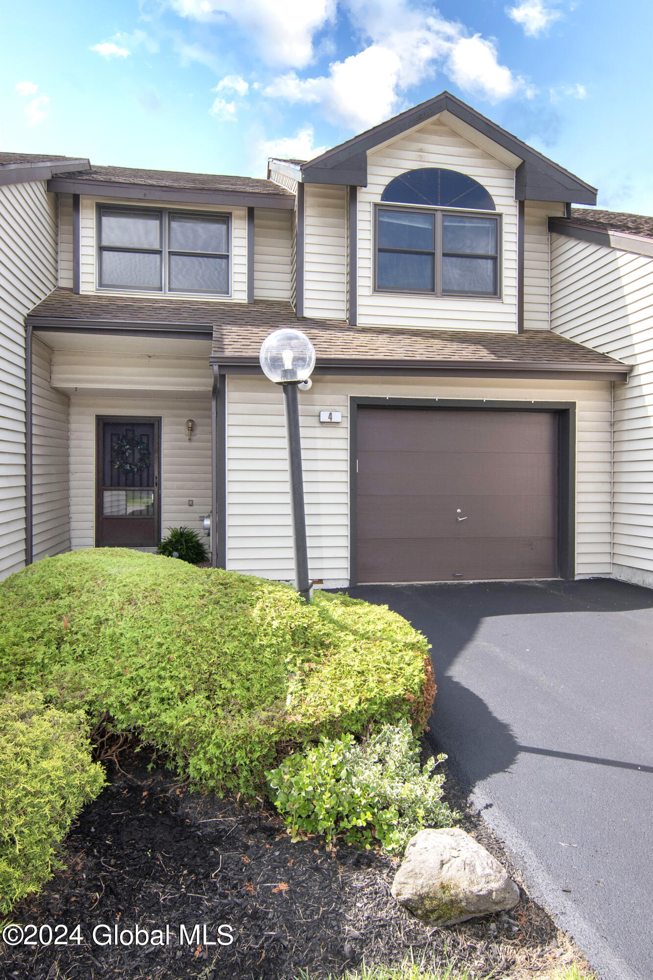 Surrey Hill Dr, Latham, NY 12110