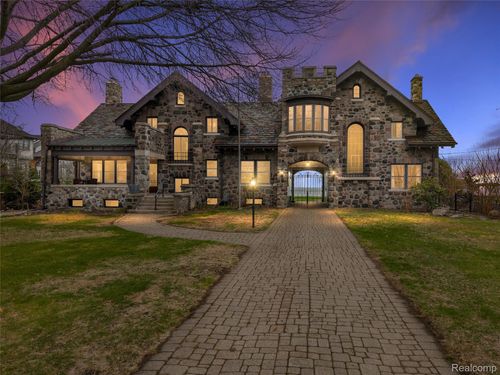 29128 Jefferson Ave, Saint Clair Shores, MI, 48081-1389 | Card Image