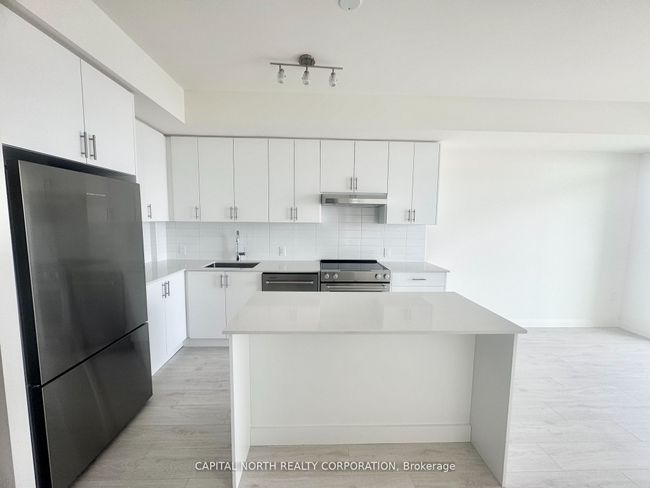 1907 - 8960 Jane St, Condo with 2 bedrooms, 1 bathrooms and 1 parking in Concord ON | Image 4