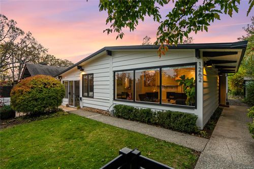 1262 Roslyn Rd, Victoria, BC, V8S4R6 | Card Image
