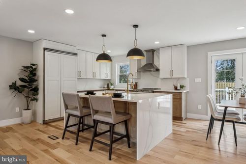 820 Walker Rd, GREAT FALLS, VA, 22066-2607 | Card Image