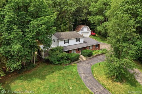 7125 Ridgewood Rd, Clarkston, MI, 48346-1036 | Card Image