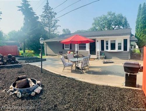 495 Seymour Lake Rd, Ortonville, MI, 48462-8587 | Card Image