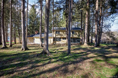 5 Genung Ct, East Fishkill, NY, 12533-6110 | Card Image