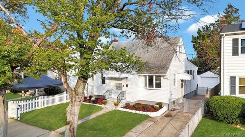 23 Franklin St, Elmont, NY, 11003-1806 | Card Image