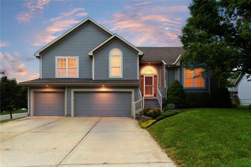 2301 Sw Tracker Ln, Lee's Summit, MO, 64082-1435 | Card Image
