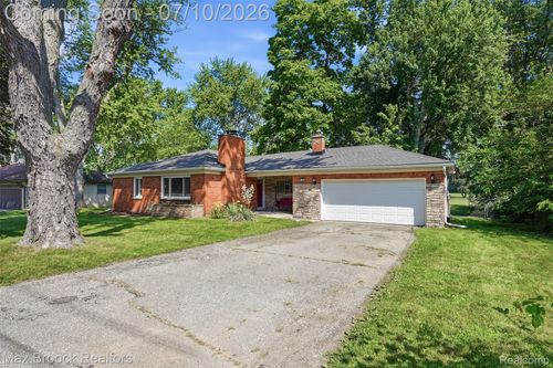 2444 Anders Dr, Waterford Twp, MI, 48329-4402 | Card Image