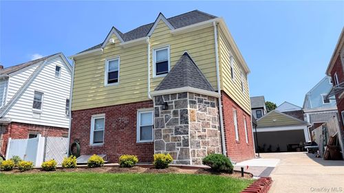 5047 212 Street, New York, NY, 11364 | Card Image