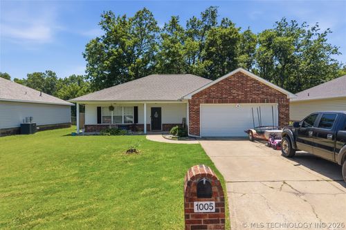1005 W 21st St, Claremore, OK, 74017-6233 | Card Image