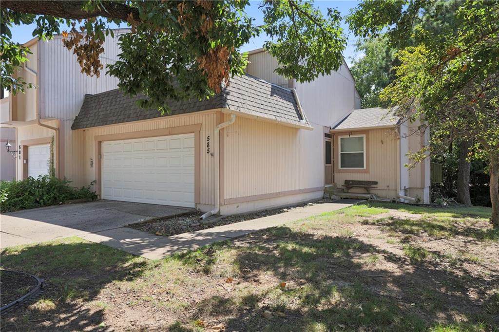 Valleybrook Rd, Blue Springs, MO 64014