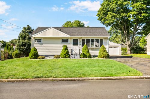 72 South St, West Haven, CT, 06516-7147 | Card Image