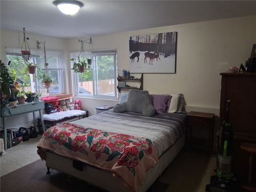 c206-111 N Broad Way, East Providence, RI, 02916 | Card Image