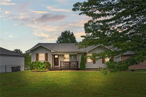 617 Lodwick Ln, Excelsior Springs, MO, 64024-1690 | Card Image