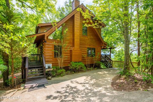 813 Lloyd Huskey Rd, Pigeon Forge, TN, 37863-4262 | Card Image