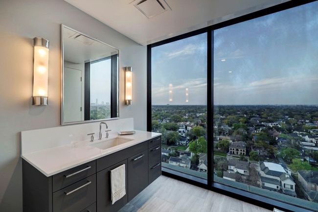 One of two secondary baths overlooking the River Oaks neighborhoods. All bath features Poggenpohl cabinetry and Kohler fixtures. | Image 22