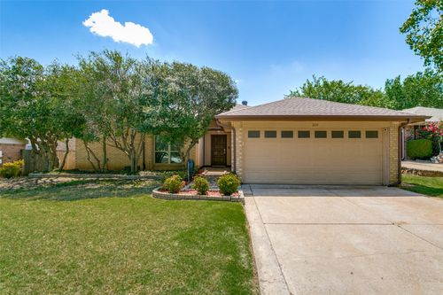 200 Lark Ln, Euless, TX, 76039-8026 | Card Image