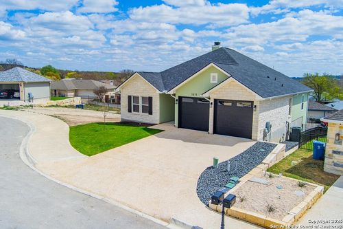 1811 Chateau Ln N, Kerrville, TX, 78028-3955 | Card Image