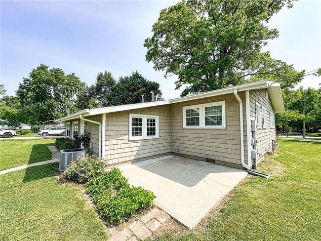 1307 Beech St, House other with 3 bedrooms, 2 bathrooms and null parking in Marshall IL | Image 5