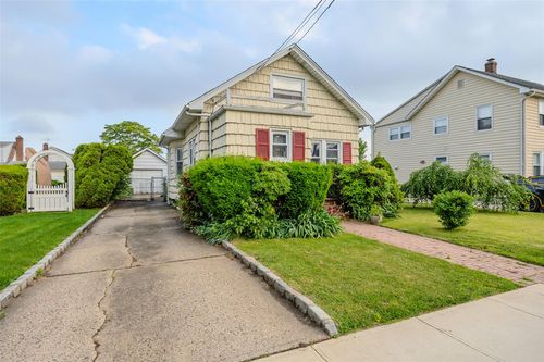 43 Westbury Ave, Mineola, NY, 11501-3434 | Card Image