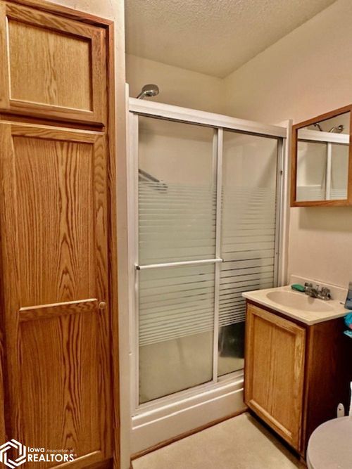 908 Shields St, Burlington, IA, 52601-2025 | Card Image