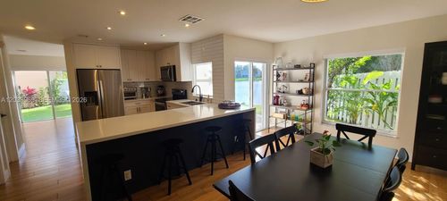 320 Sw 99th Ave, Pembroke Pines, FL, 33025-1066 | Card Image
