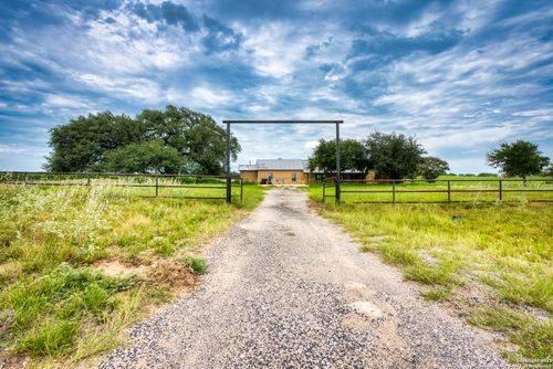 870 County Road 761, Devine, TX, 78016-4427 | Card Image
